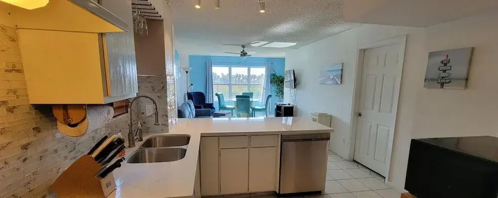 Beach access Condo Nice pool/hot tub area w/bbq 2 Bedroom Home by RedAwning