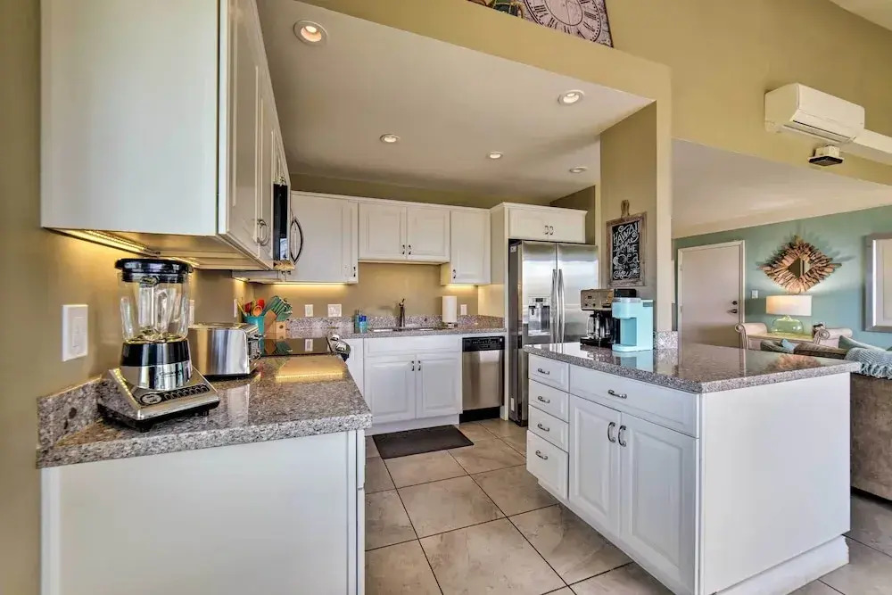 Ocean-view Kihei Condo w/ Pool Access!