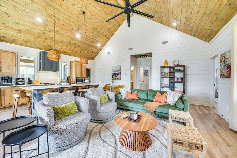 Chic Forest Hideaway in Broken Bow w/ Hot Tub