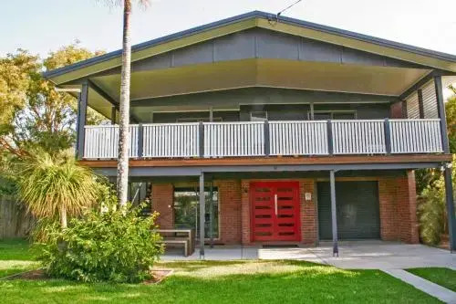 Red Door Beach House - Marcoola Beach - PET FRIENDLY, FOXTEL, WIFI, 500 BOND, Linen Supplied