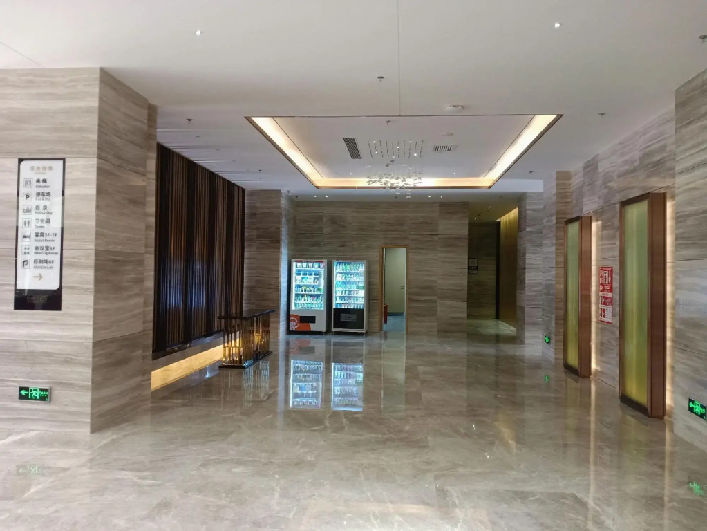 Mangshi Bailongshe Hotel (Dehong Mangshi Airport Dehong Mangshi Square Branch)