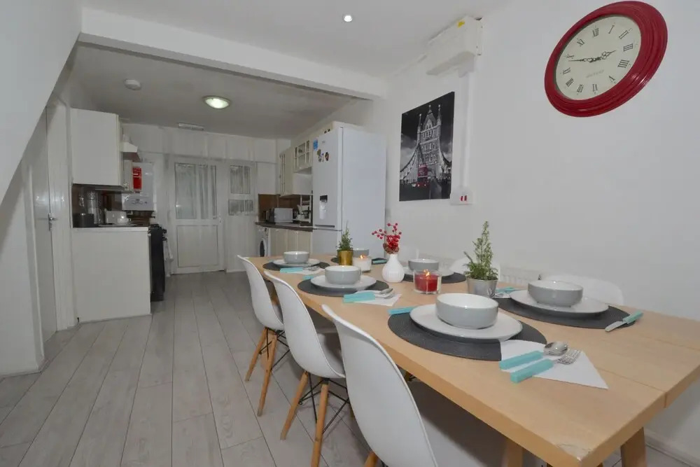 Charming 5-bed House in City Center and Car Park