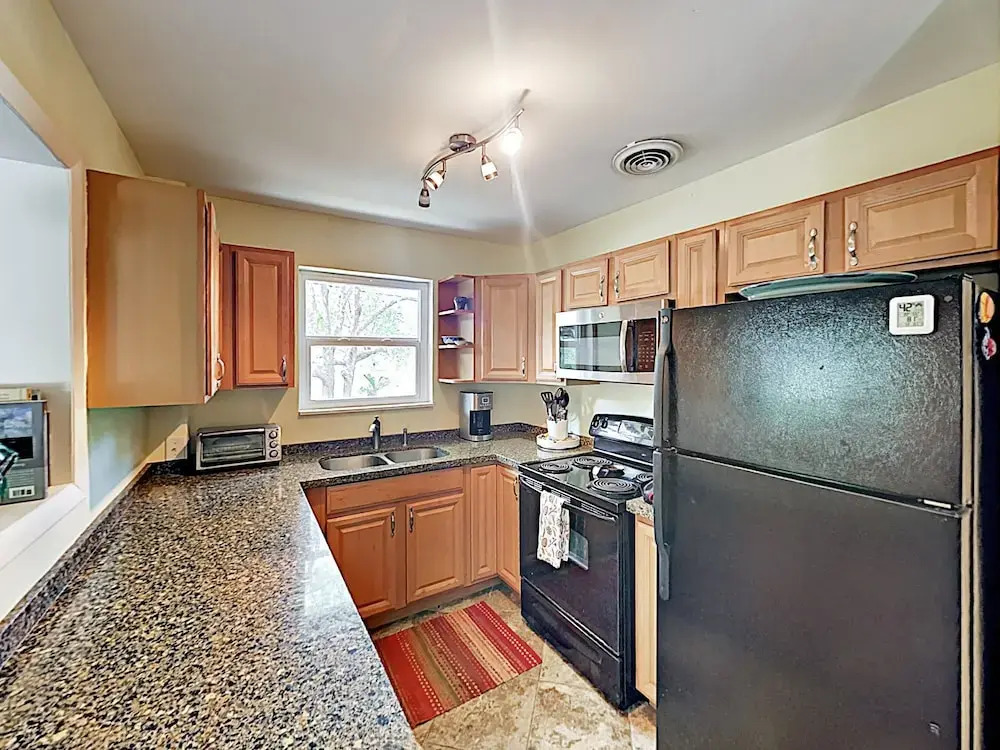 New Listing! Island - Walk To Amphitheatre 2 Bedroom Home