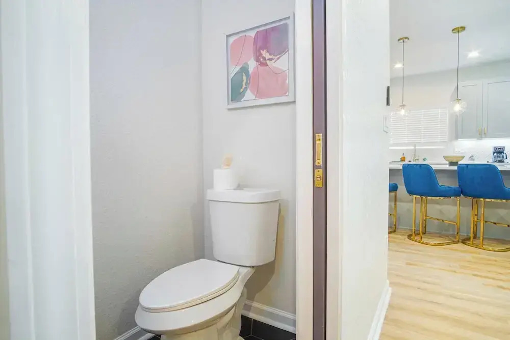Stunning Elegance 4br/2.5 BA Near Vibrant Downtown