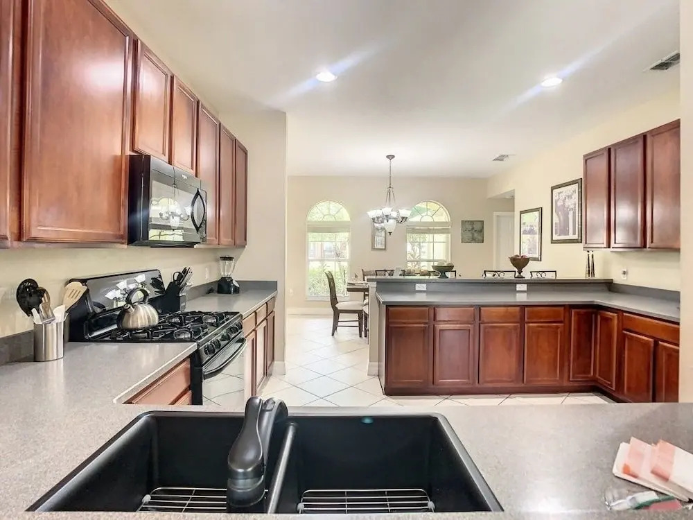 Fantastic 7 Bed 6 Bath In Prestigious Gated Comm. 7 Bedroom Villa by Redawning