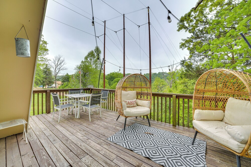 Cozy Cabin w/ Fire Pit: Walk to Lake Taneycomo!
