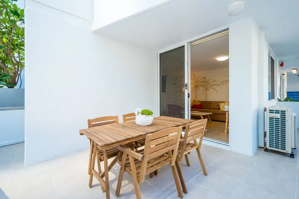 Private G/F 1 bedroom Carlton Apartment Cross the Road to Beach