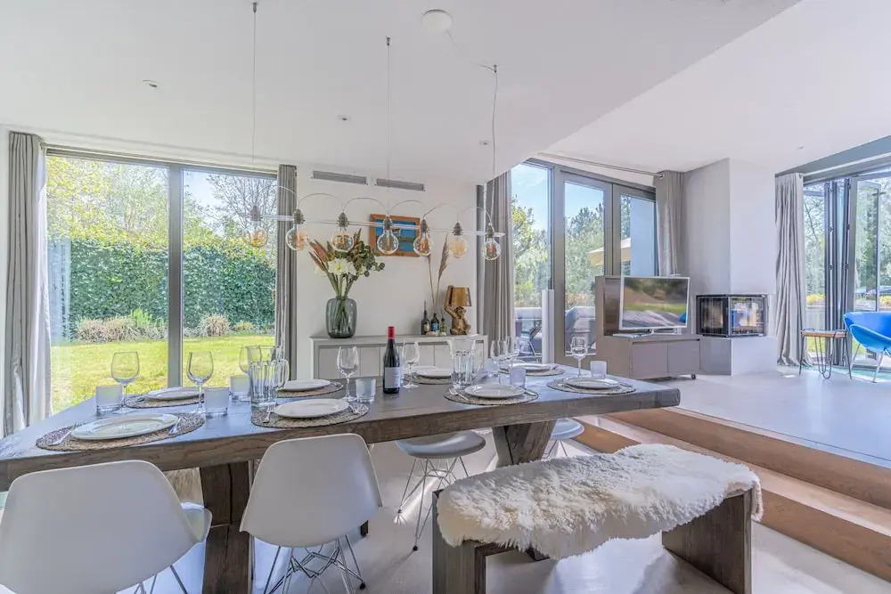 Charming 8-person Villa With hot tub Near the Forest