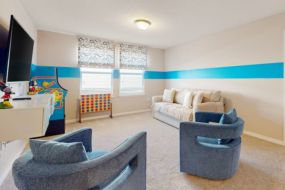Stunning Getaway With Games & Clubhouse Amenities - Near Parks