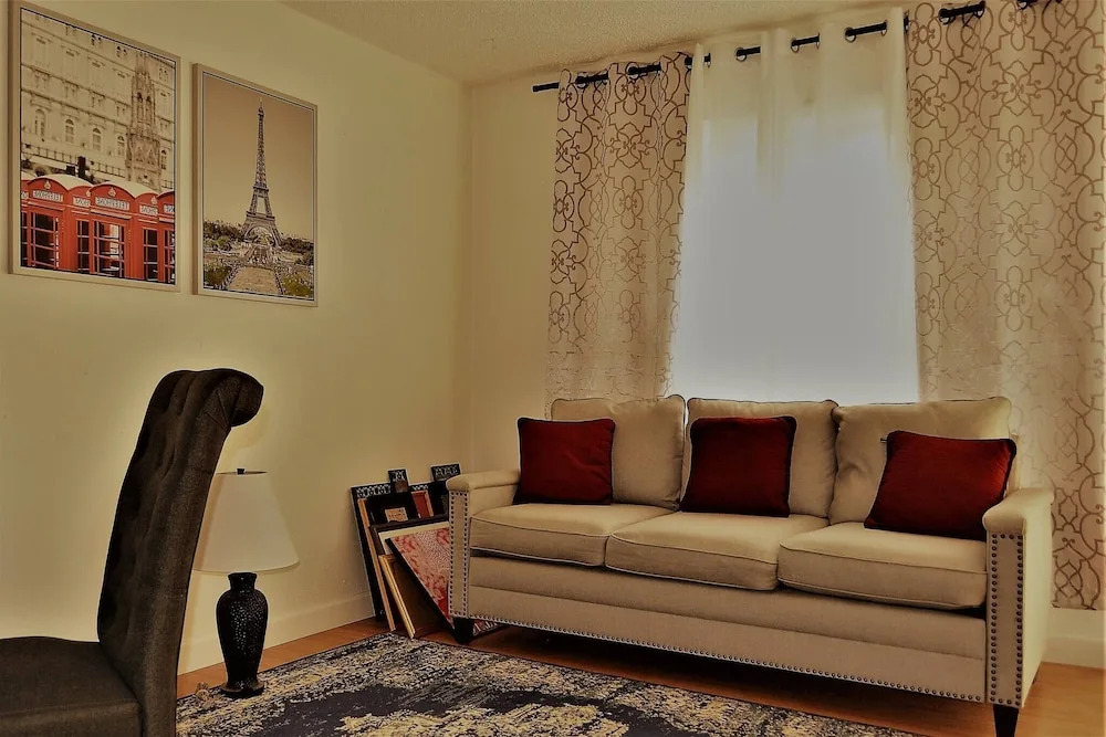 Urbana the Charming Well-lit two Bedrooms Apartment