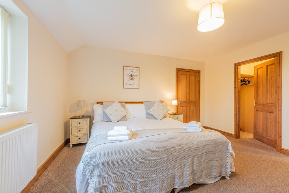Spacious Country House for 14, Holywell, No Deposit