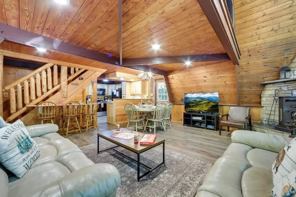 Cabin w/ Hot Tub: 2 Mi to Downtown Gatlinburg!