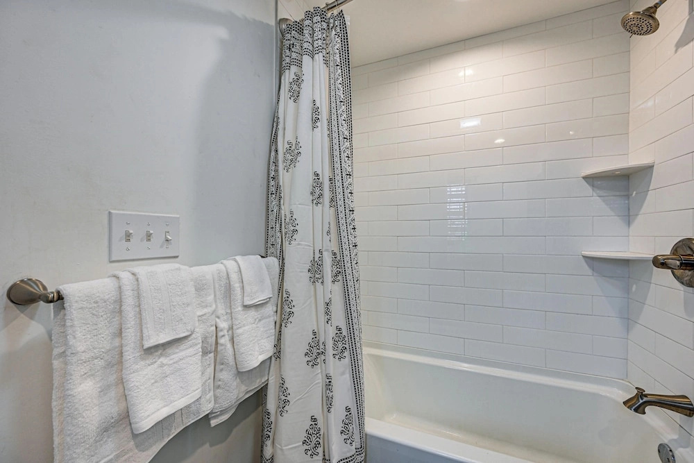 Walkable Stay Near Hudson River, Dining & Shopping