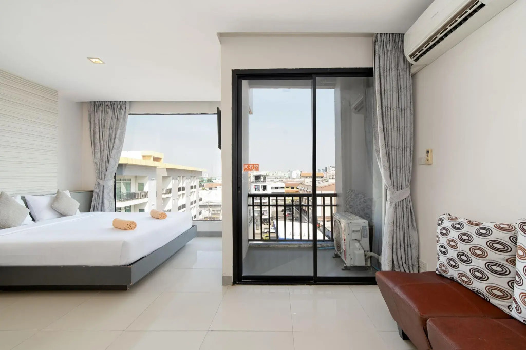 Leenova Hotel