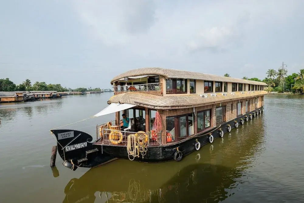 OYO 22759 Houseboat Luxury Smart Gold 6 BHK