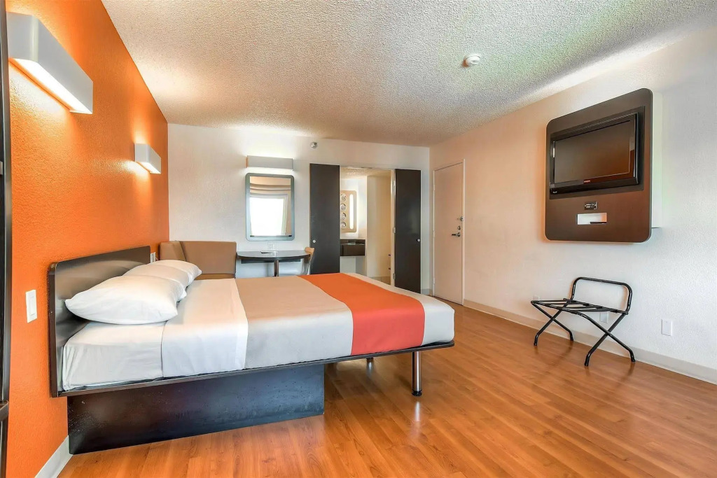 Motel 6-Anaheim, CA - Maingate