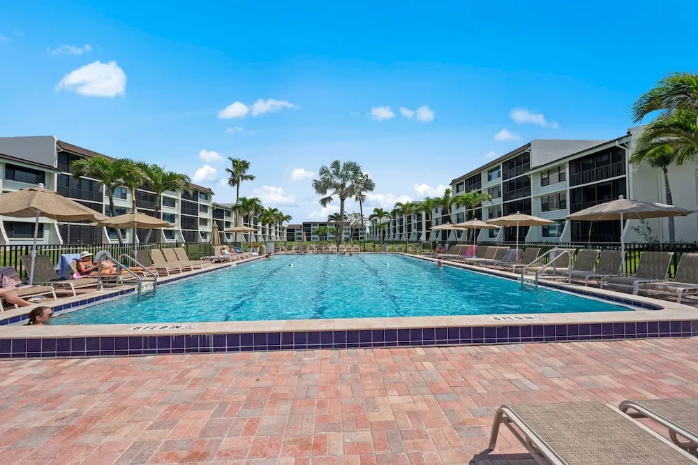 Loggerhead Cay 302 w Bikes Pool on Beach