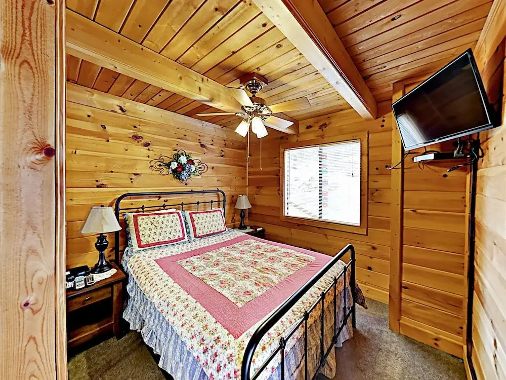 Chalet W/ Epic Mountain Views & Hot Tub 3 Bedroom Cabin
