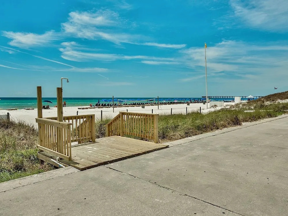 Pet Friendly Ground Level Steps to the Sand, Pool, Hot Tub, Wifi