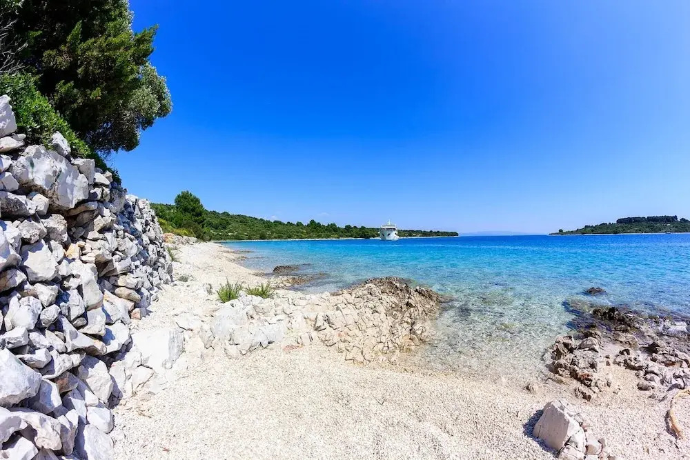 Beachfront Luxury Villa w. Pool & Large Garden