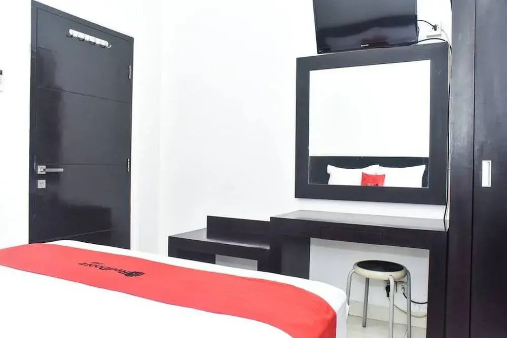 RedDoorz Syariah near Jalan Somba Opu