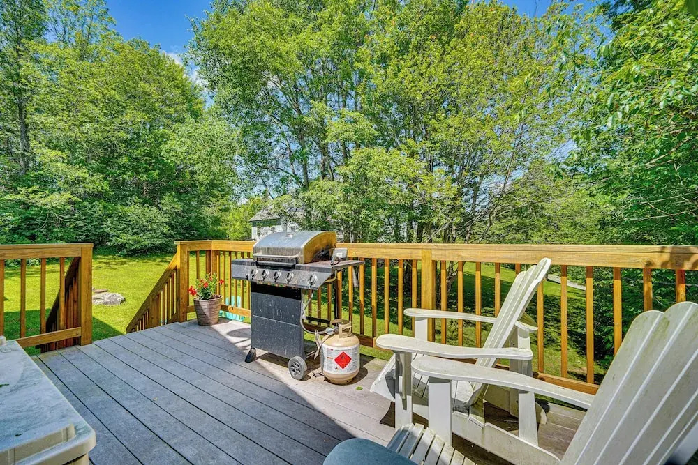Chic Dover Home w/ Hot Tub: 1 Mi to Golf!