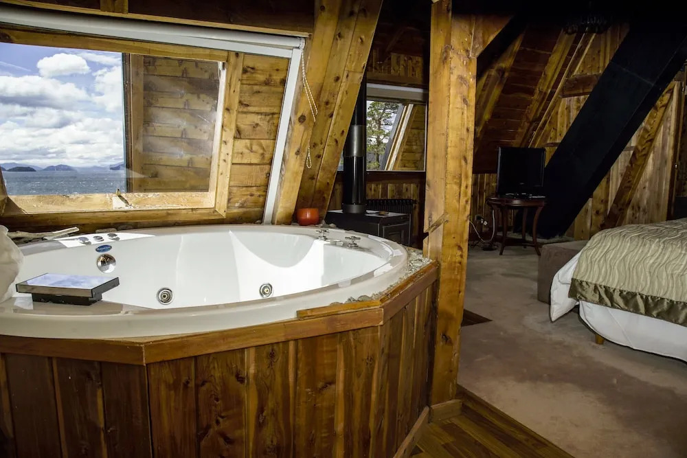 La Sirenuse Lake Resort