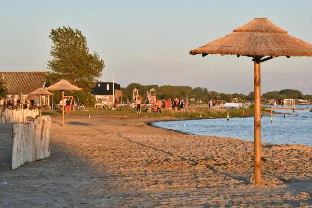 Villa Maroma Mistral Veerse Meer, gratis 4 E-bikes, gratis laden EV, trampoline