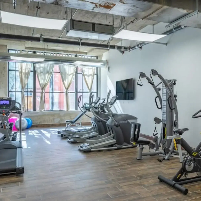 Sosuite 1BR Penthouse w W D Gym On-site Bar