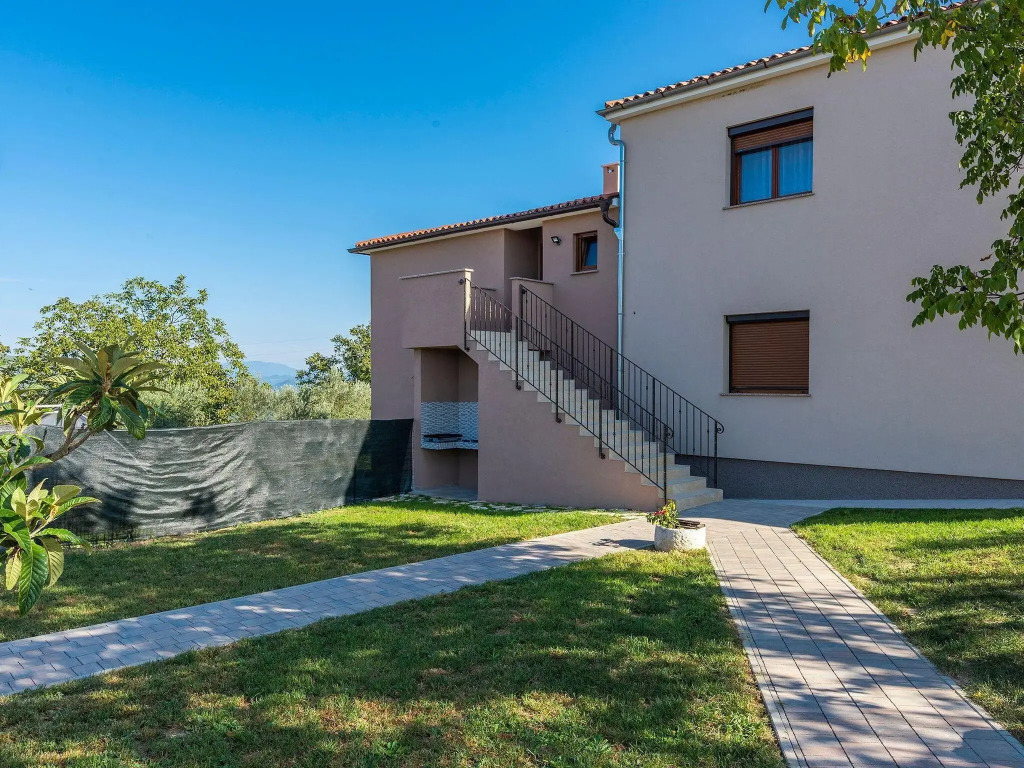 Newly renovated holiday home with pool and fenced yard for 4-6 people