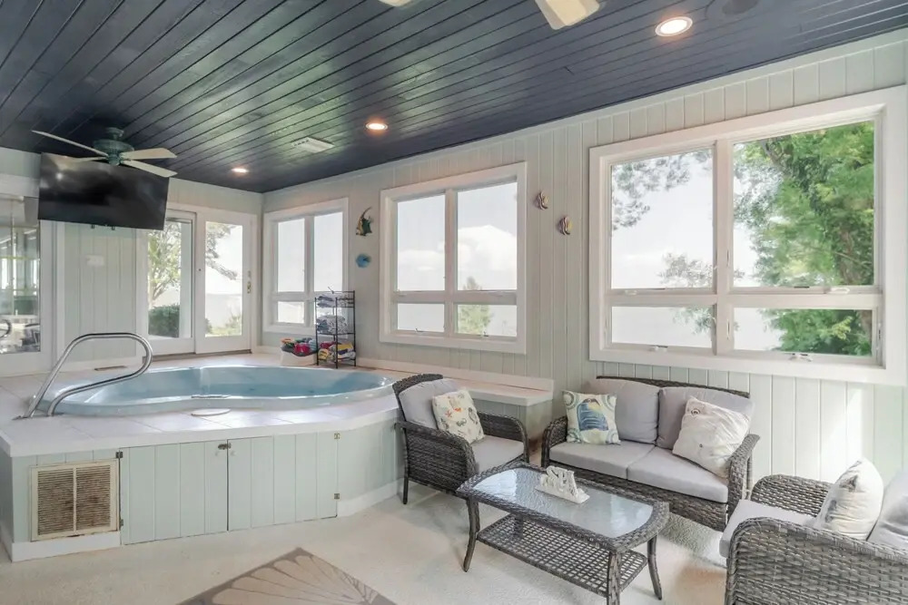 Hot Tub + Private Beach: Waterfront Urbanna Escape