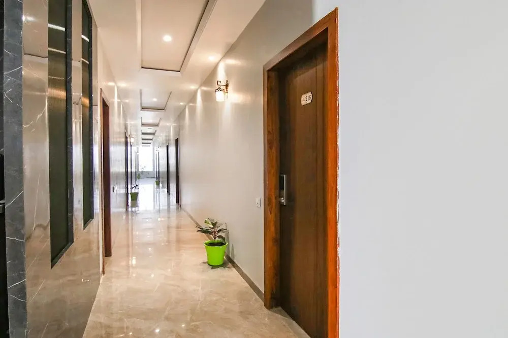 Fabhotel Prime Royal Court