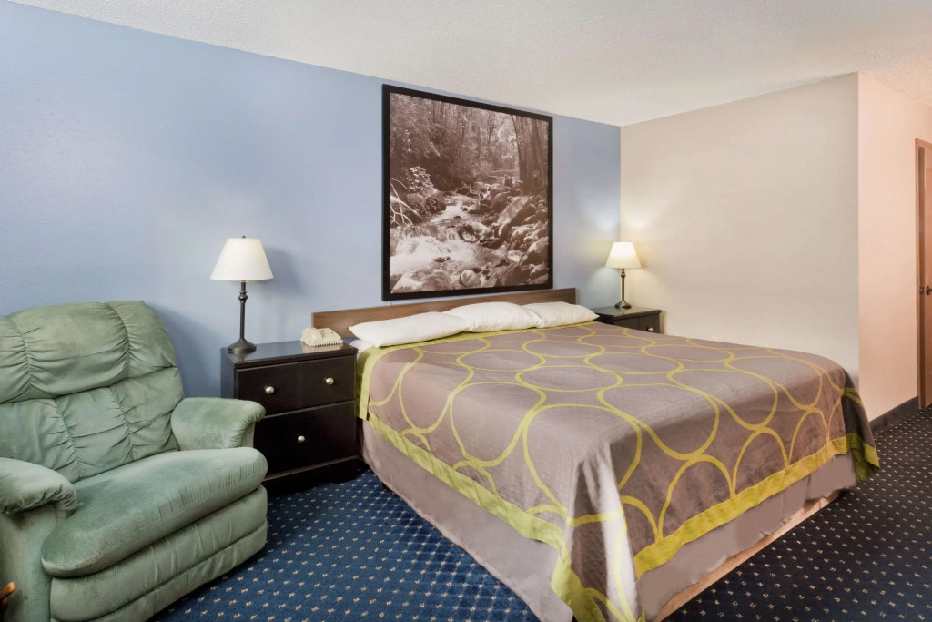 Super 8 by Wyndham Rockford I-90 Casino District