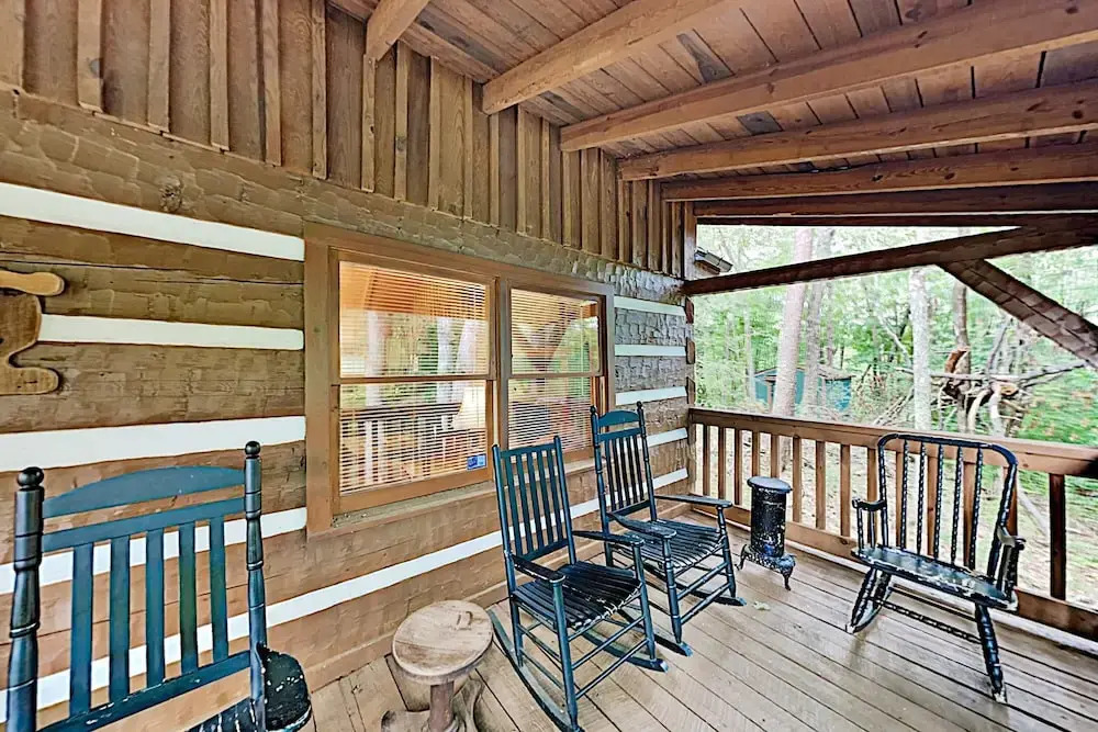 Serenity Ridge: Deluxe W/ Hot Tub & Pool Table 3 Bedroom Cabin