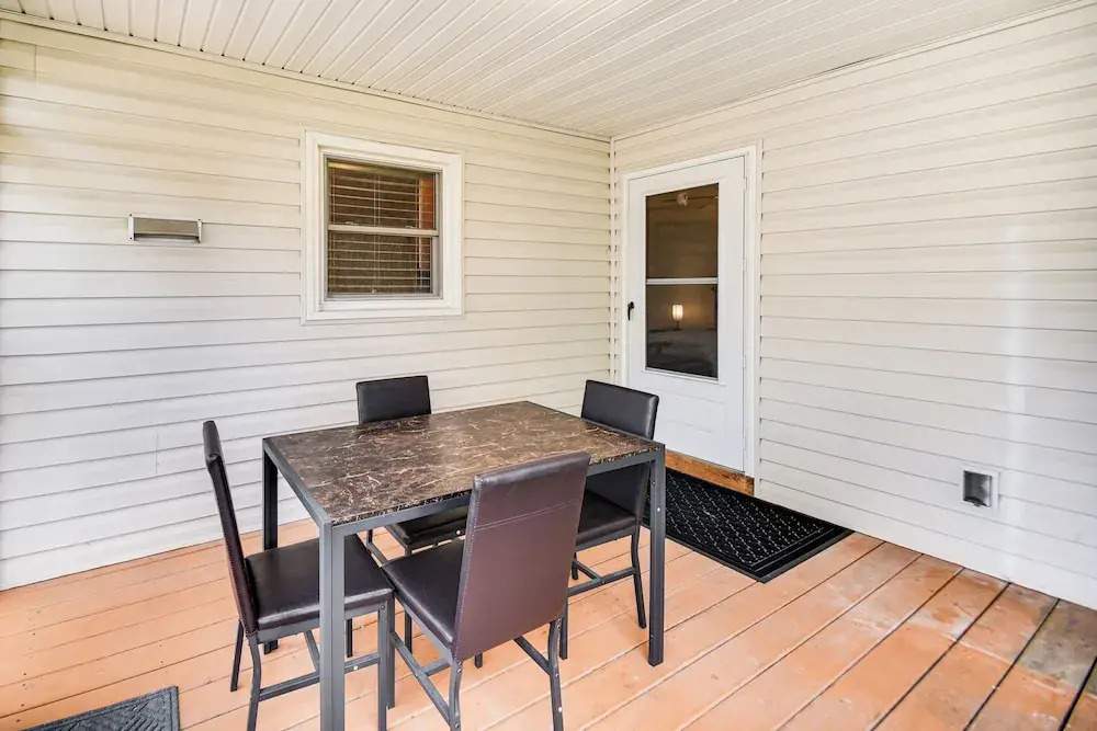 3 Mi to Huntington Beach: Hampton Family Home!