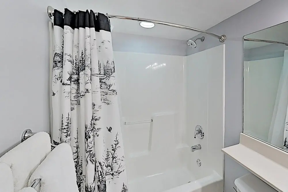 Luxe Creekside End Unit W/ Pool - Walk Downtown! 2 Bedroom Condo