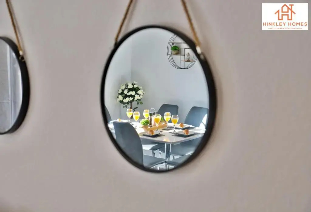 The Highstreet Retreat - Luxurious, Central & Spacious! By Hinkley Homes Short Lets & Serviced Accommodation