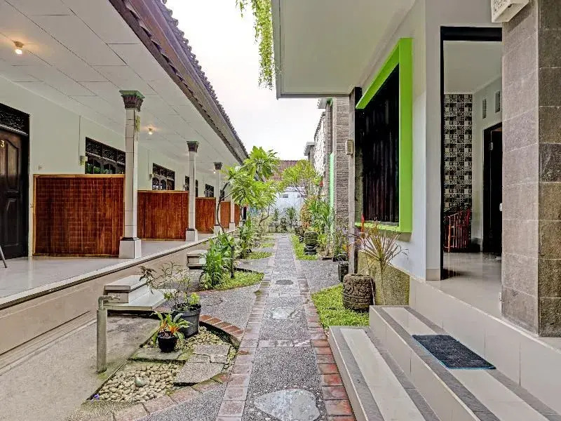 OYO 90155 Landuh Merta Residence