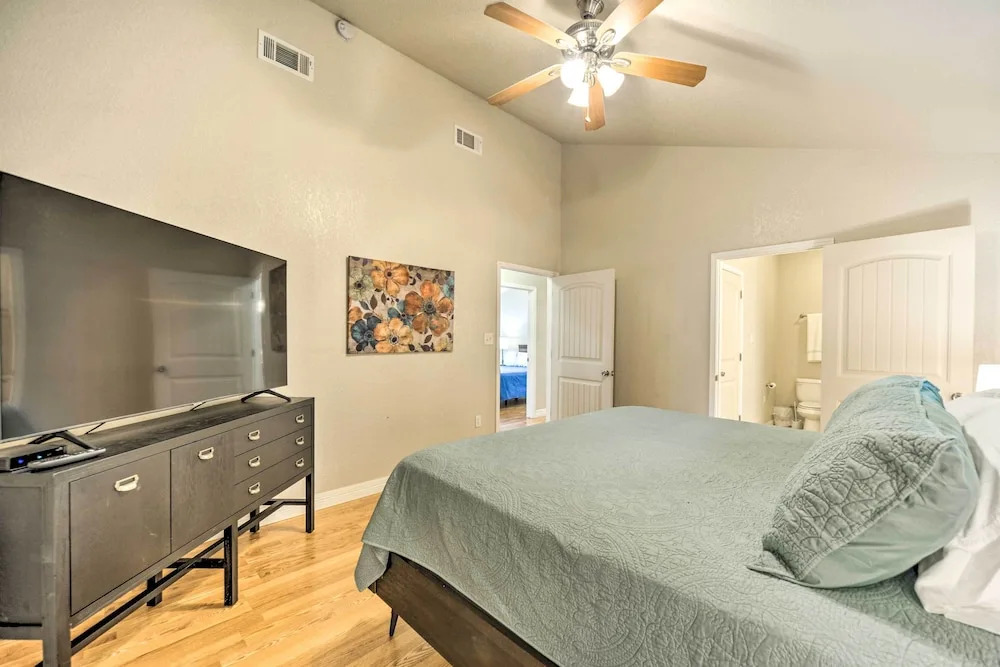 Cozy Canyon Lake Abode < 1 Mi to Boat Ramp!