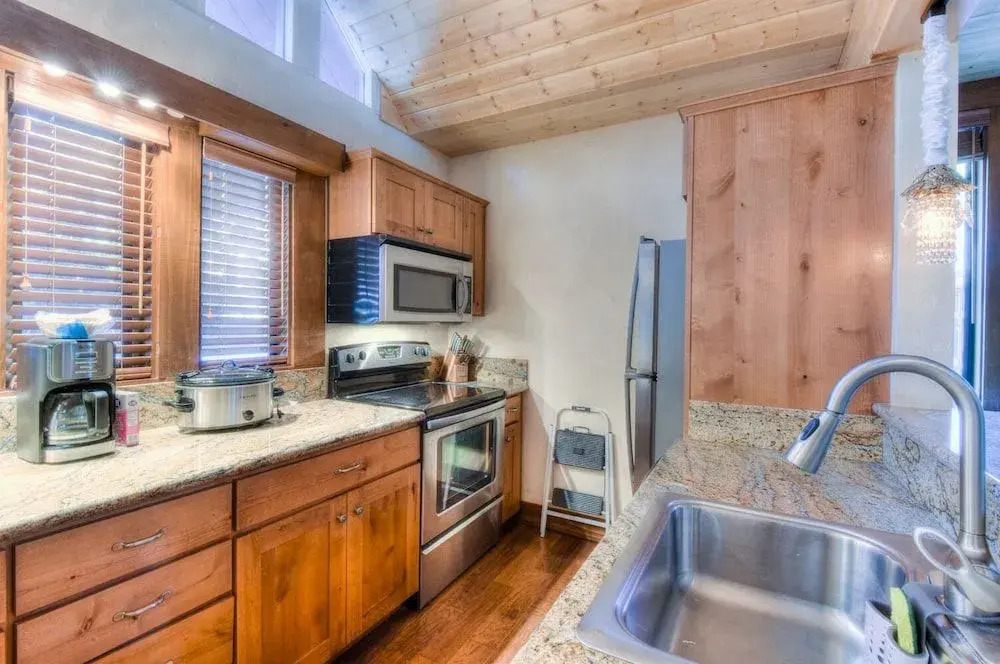 Crystal Shores Villa Lake Views & Hiking