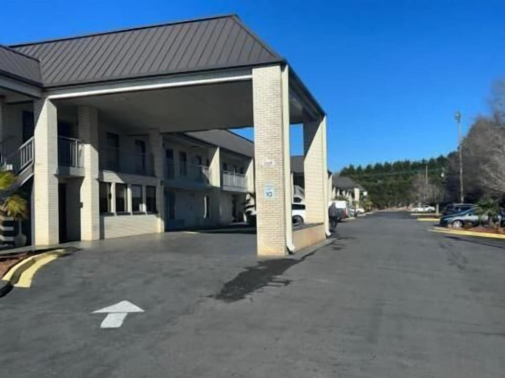 Deluxe Inn & Suites