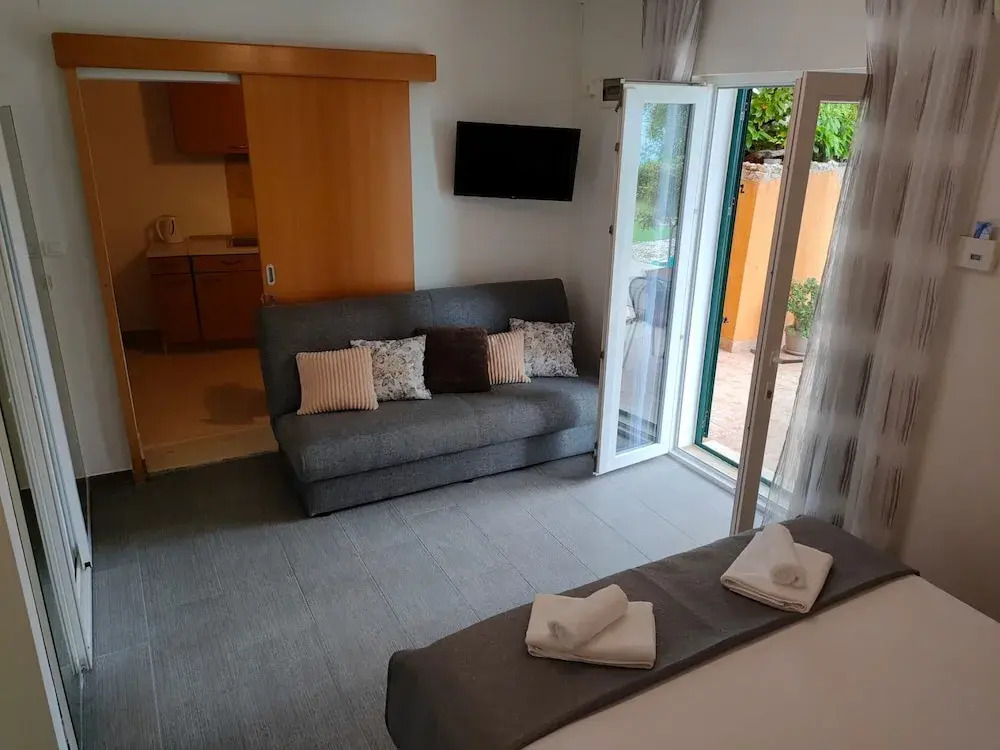 A3 Beachfront apt With big Terrace and sea View