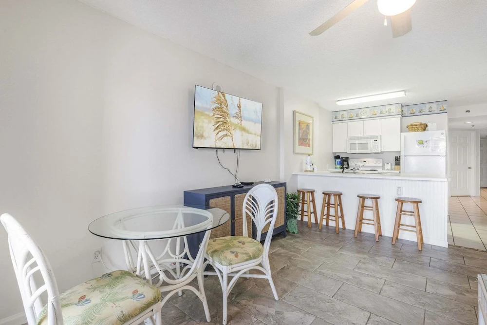 Tradewinds 602- Beachfront Heated Indoor Pool Sleeps 6