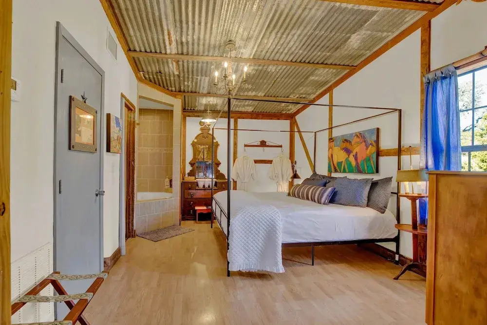 New! Gorgeous Hill Country Cabin Just Minutes From Main St!