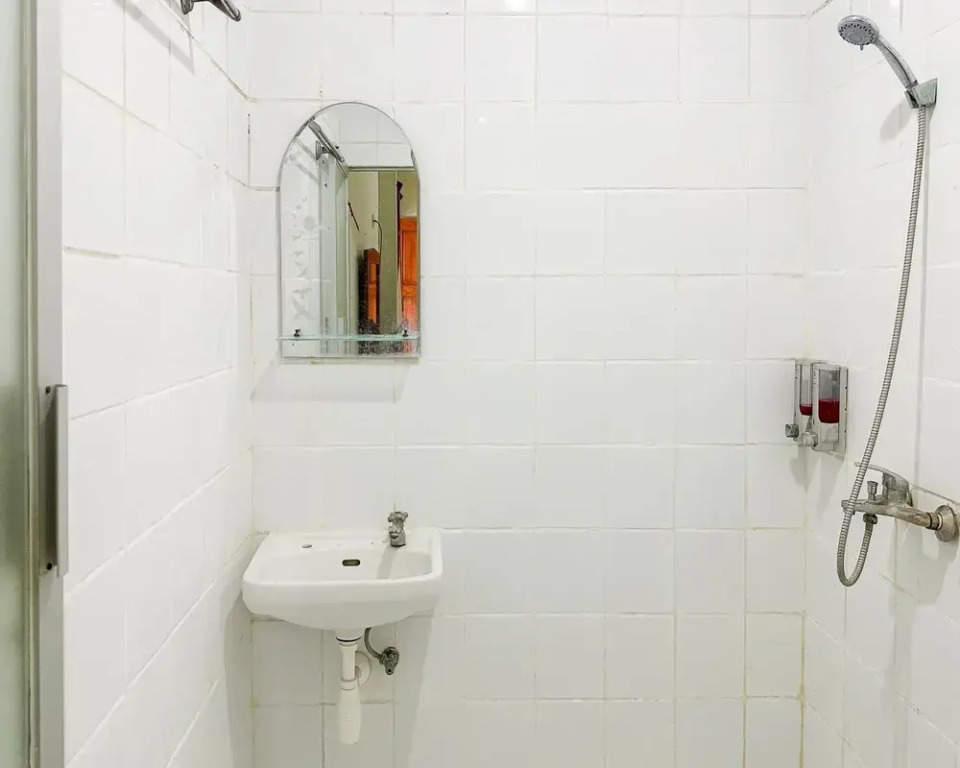 Global Inn Syariah Mitra RedDoorz near Juanda T1 Airport