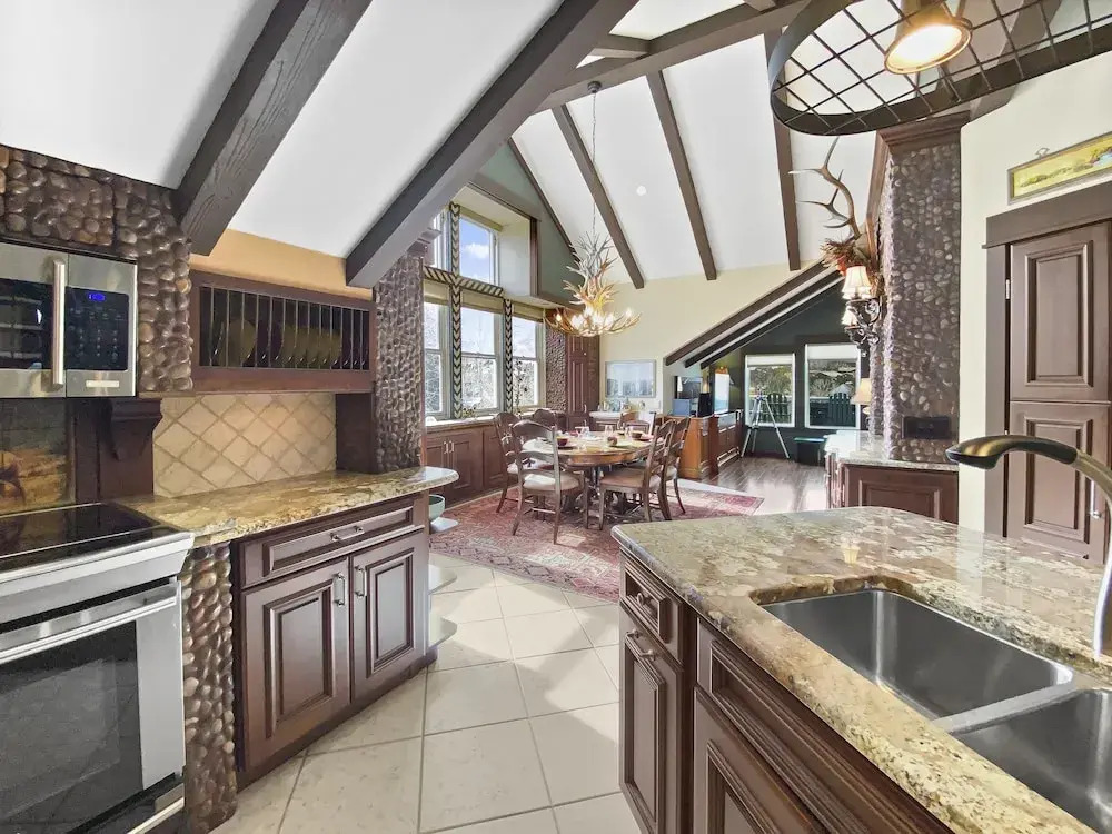 Porcupine Peak 2 Br condo by RedAwning