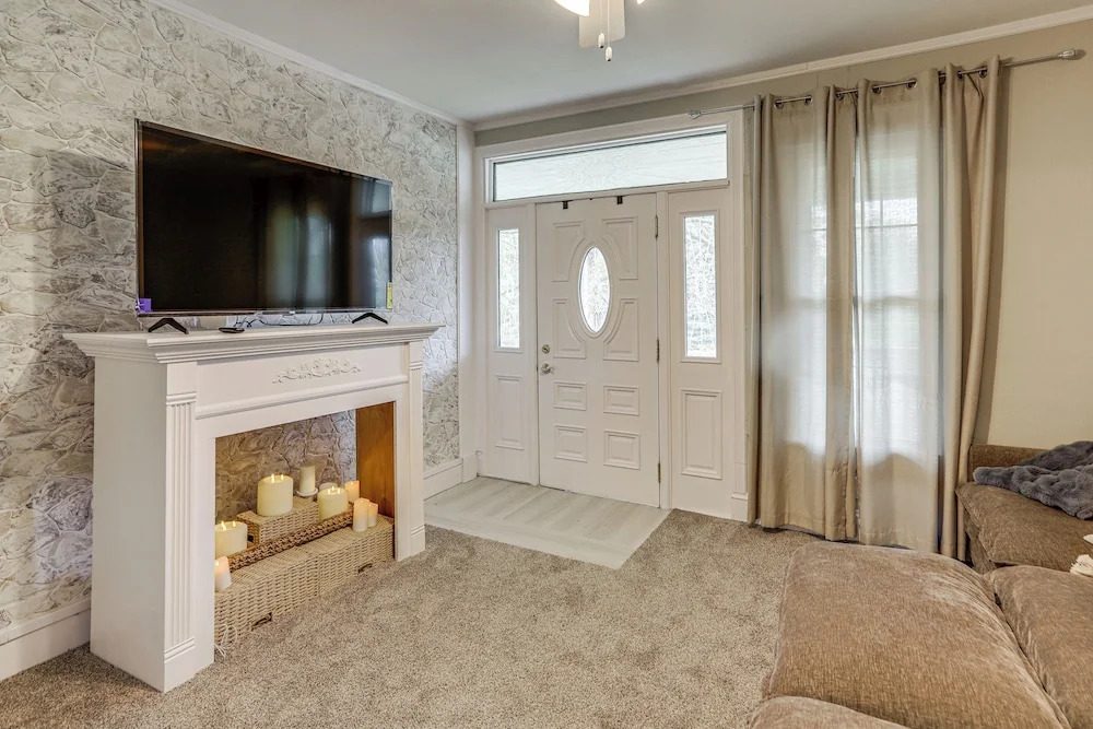 2 Mi to Dtwn: Charming Sandusky Getaway w/ Hot Tub