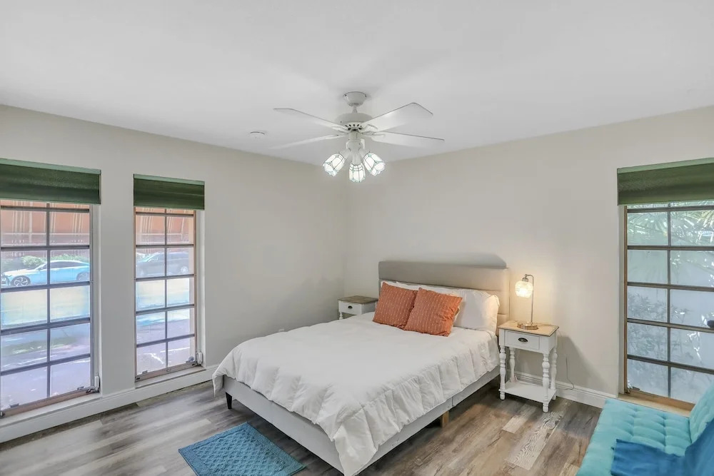 Miabella Of Hollywood 3 Bedroom Home by RedAwning