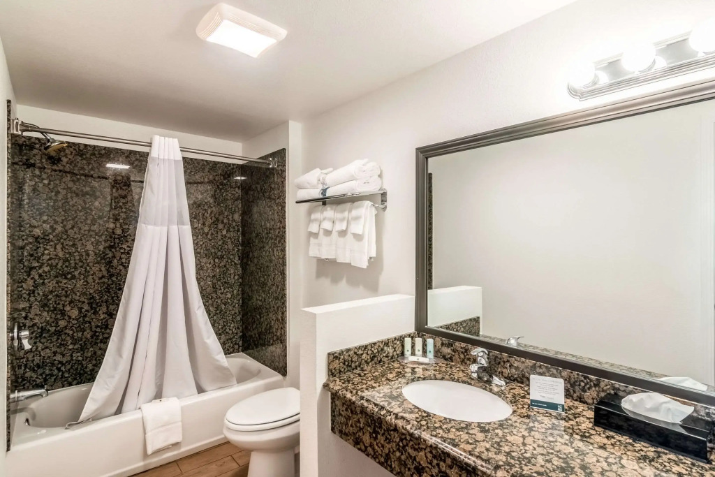 Quality Inn & Suites near Downtown Bakersfield
