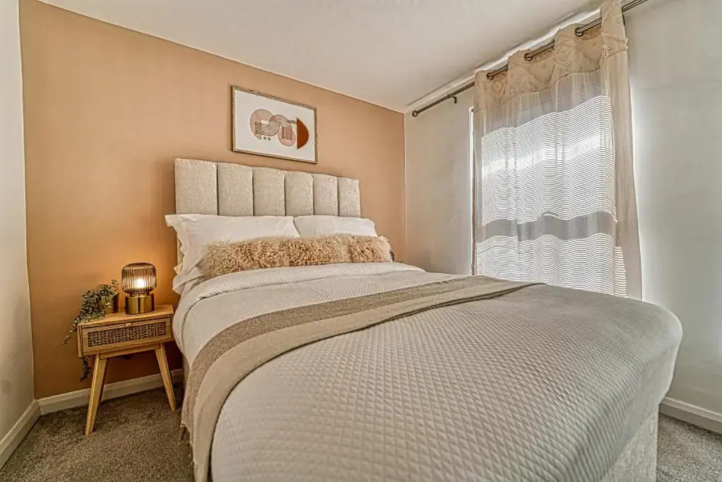 Lovely 2 Bedroom Apartment With Parking